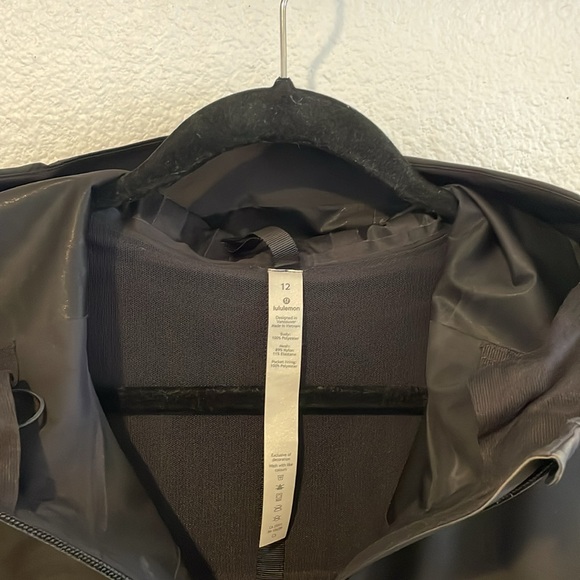Women’s lululemon rain jacket 12 - Picture 2 of 3